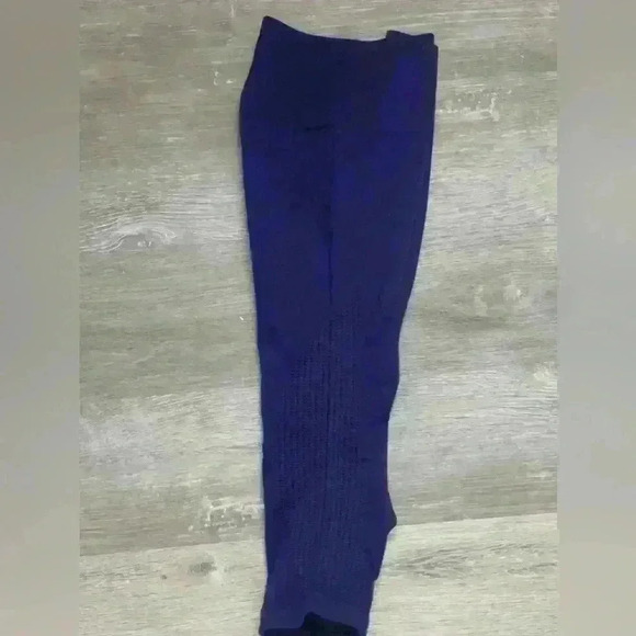 Lululemon in the Flow crop size 4 - Picture 8 of 8